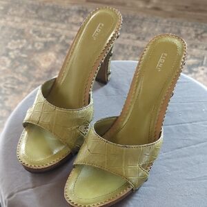 FIONI Clothing Green Croc-Patterned Heels